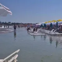Inundații pe plaja din Costinești. Turiștii s-au trezit cu șezlongurile sub apă. Cum a fost posibil? - Foto: Facebook