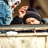 Pentru oamenii fără adăpost din Capitală au fost înființate, din noiembrie, patru noi centre temporare de noapte și două de zi. Circa 500 din cei 1.000 de oameni care n-au o casă au loc în centrele de stat - Foto: INQUAM PHOTOS