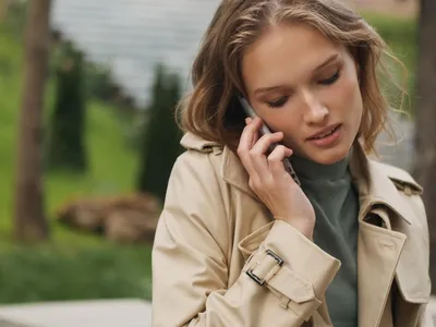 O femeie sună la telefon - Foto: freepik (rol ilustrativ)