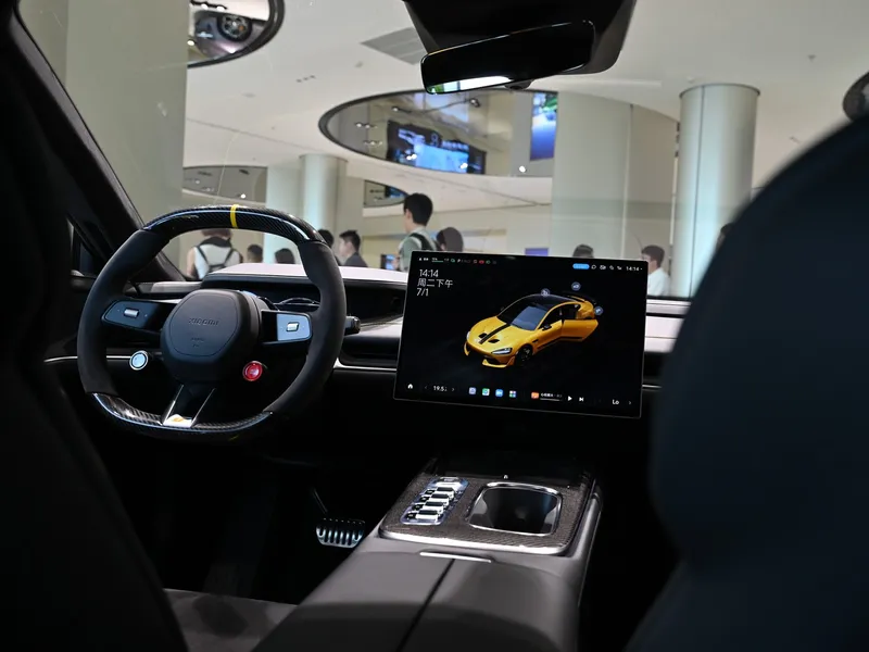 Ecran în interiorul mașinii sport SU7, de la Xiaomi - Foto: Profimedia Images