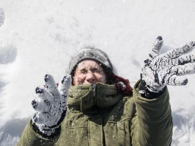 Femeie afară iarna - Foto: Freepik (rol ilustrativ)