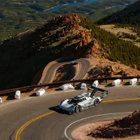 Romain Dumas a doborât recordul stabilit în 2013 de Sebastien Loeb în celebra cursă Pikes Peak International Hillclimb.
