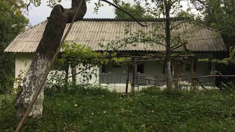 Casă bătrânească pusă la dispoziție de un tânăr pentru ca cei care vor să se mute la sat să experimenteze viața la țară Foto: Facebook