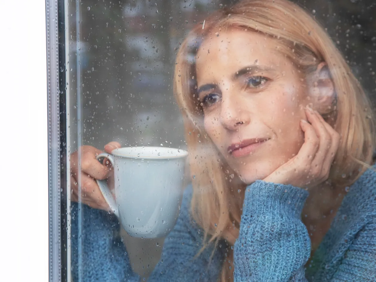 Femeie în ploaie - Foto: Freepik