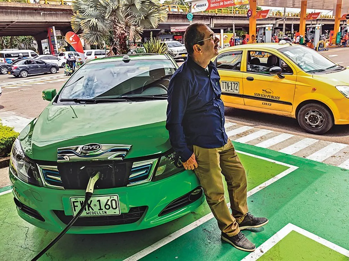 Un șofer din Medellín încarcă taxiul