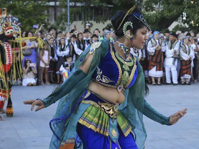 O sri-lankeză stabilită în România dansează, a Festivalul "Hora din străbuni", din Vaslui, în august 2025 - Foto: INQUAM PHOTOS/Miruna Turbatu
