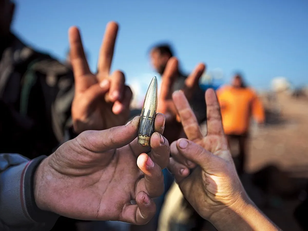 Un om ne arată un glonţ, în Idlib