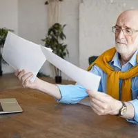 Sute de lei în plus la pensie pentru plata facturilor. Care pensionari iau banii? Adio, plafonare - Foto: Freepik.com (rol ilustrativ)