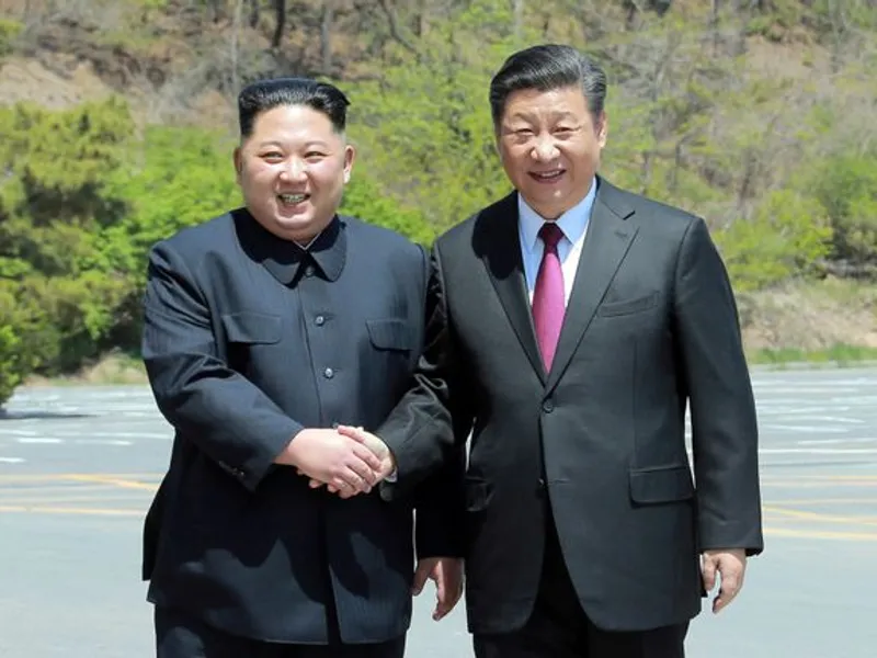 Preşedintele Xi Jinping alături de liderul nord-coreean, Kim Jong-un/Foto: Sky News