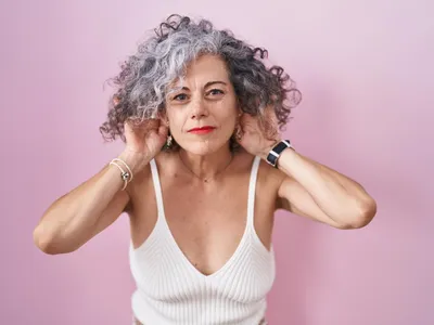 Femeie matură cu păr cărunt - Foto: Magnific.com (Imagine cu rol ilustrativ)