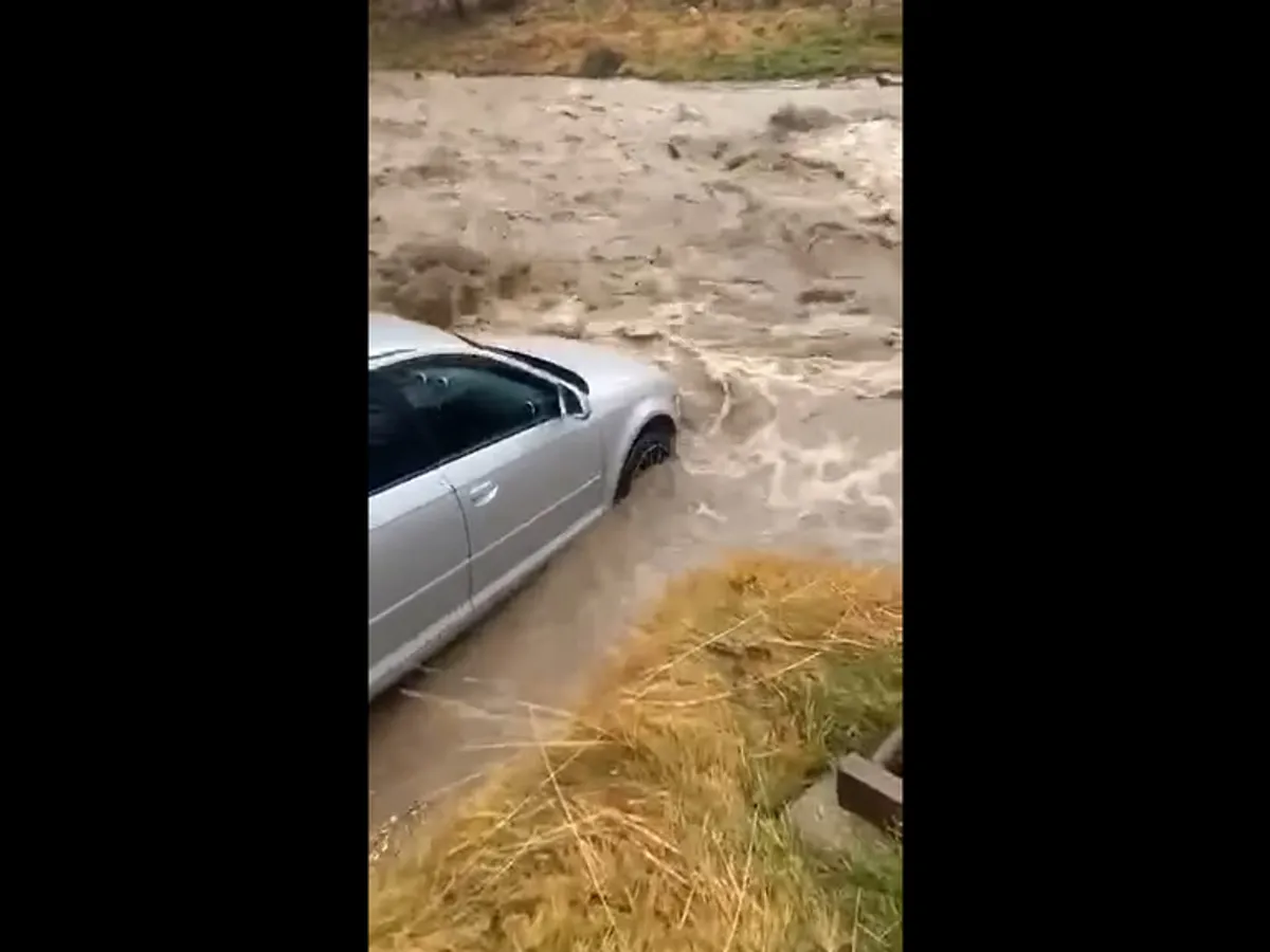 Un tânăr din Prahova și-a făcut Audi-ul barcă. A fost luat de viitură și a dărâmat o pasarelă. / Foto: captura video, Facebook