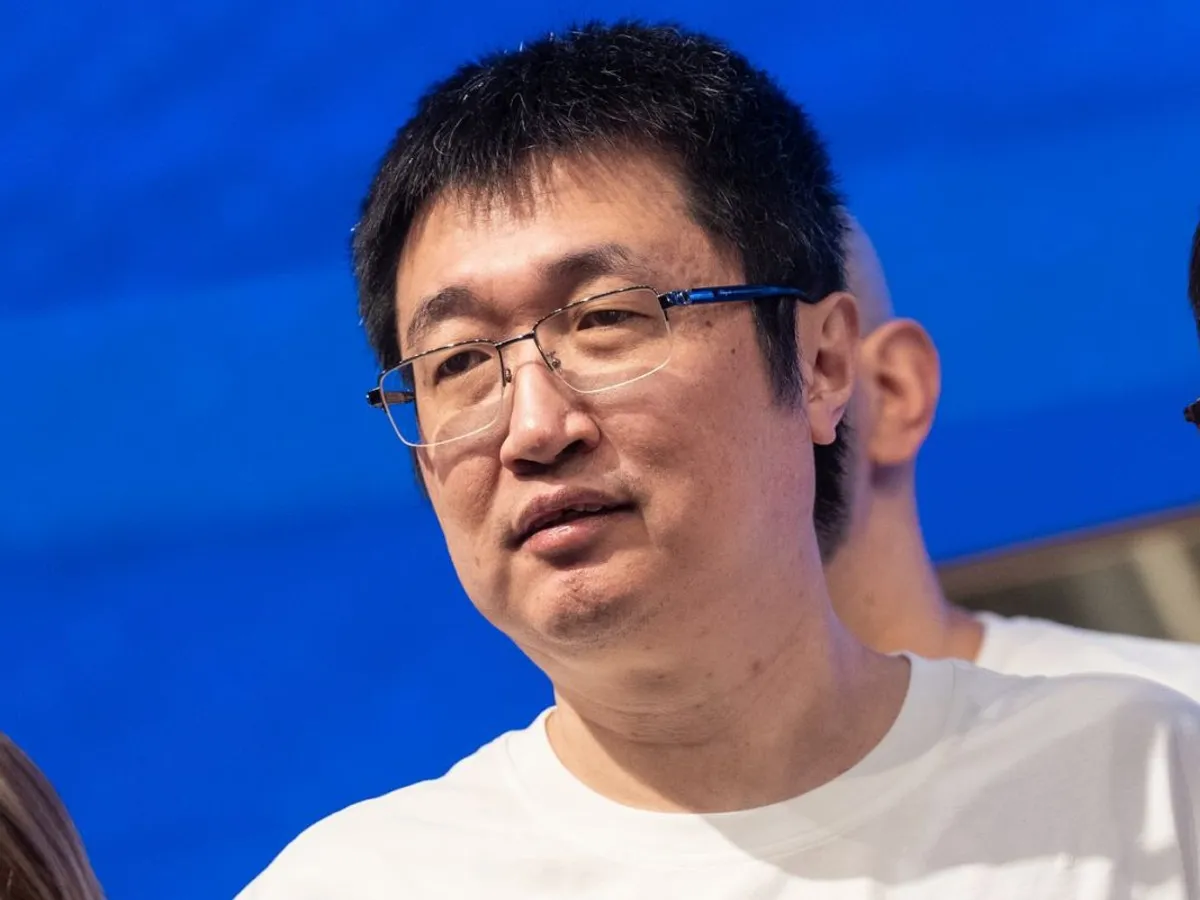 Xu Yangtian, cunoscut și sub numele de Sky Xu, directorul executiv Shein, participă la ceremonia de listare din Hong Kong - Foto: Profimedia Images