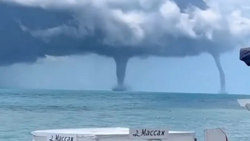 Trombe marine uriașe, cu aspect de tornadă, filmate în largul Mării Negre. / Foto: captură video