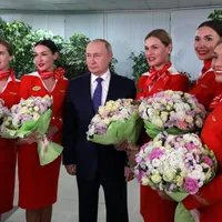 FOTO&VIDEO În timp ce Putin se întâlnește cu stewardesele de la Aeroflot, acțiunile scad la jumătate / bbc