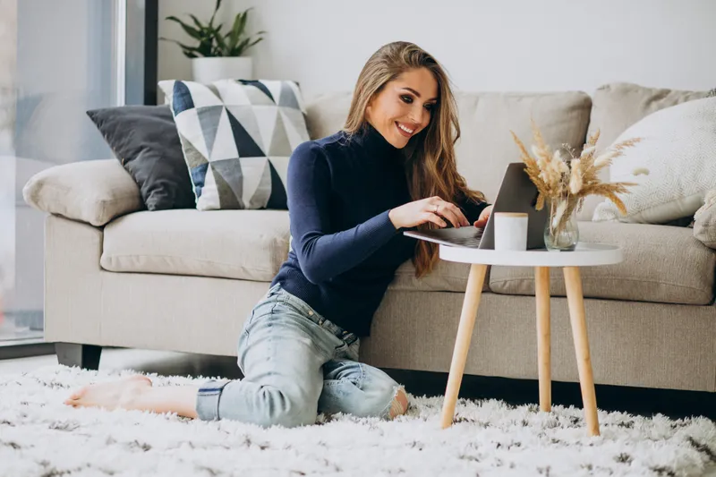 Femeie &icirc;n living - Foto: Freepik
