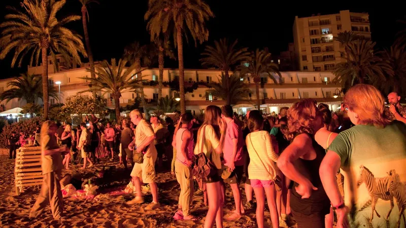 Criză pe „Insula plăcerilor” din Mediterana: Localnicii stau în mașini și corturi, chiriile enorme - Foto: Profimedia Images