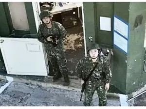 Militarii taiwanezi aruncă cu pietre după dronele chinezești/foto: captură video