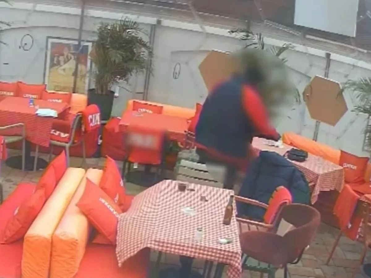 VIDEO. Momentul în care un bărbat intră într-un restaurant din centrul Bucureștiului și fură o borsetă cu bani
