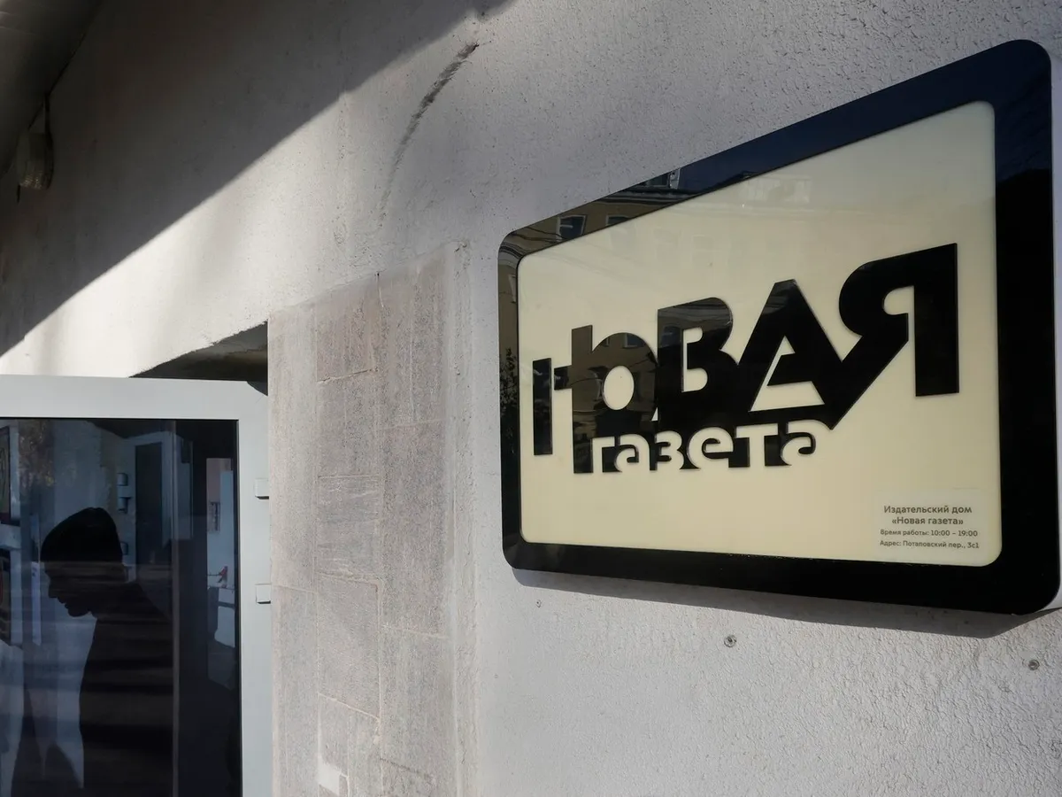 O persoană iese din redacția Novaia Gazeta - Foto: Profimedia Images
