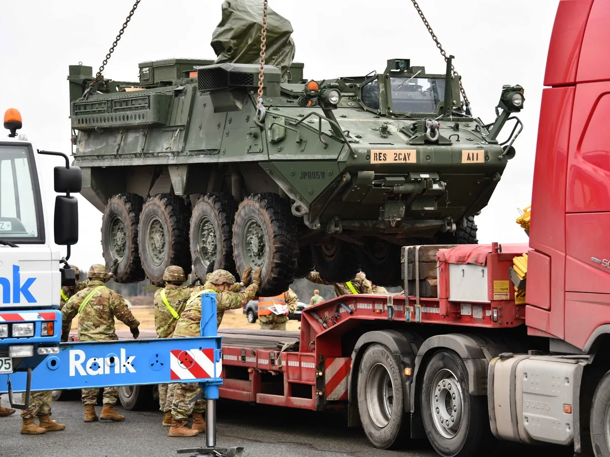 Soldați americani încarcă un vehicul blindat Stryker într-un camion, Bavaria - Foto: Profimedia Images