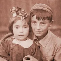 Recunoașteți personajul? Fetița din imagine a ajuns una dintre cele mai iubite artiste din România