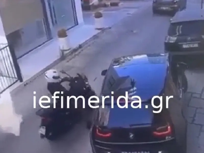 Momentul în care un polițist e împușcat când parca mașina. Criminalul avea o poză cu el - Foto: iefimerida.gr