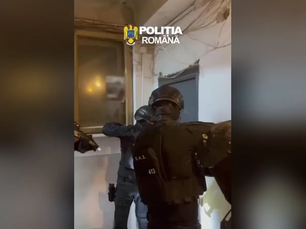 Polițiștii, în timpul perchezițiilor din București. Foto: Captură video Poliția Română