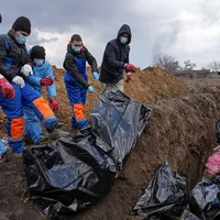 Cadavrele victimelor din Mariupol, îngropate într-o groapă, în timp ce rușii continuă genocidul/FOTO: cnn.com