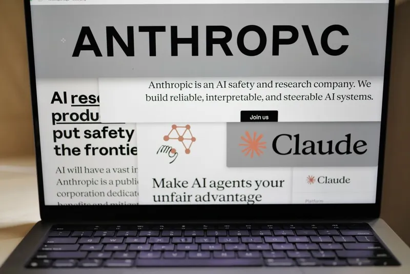 Pagini de pe site-ul Anthropic și logo-urile companiei sunt afișate pe ecranul unui computer - Foto: Profimedia Images