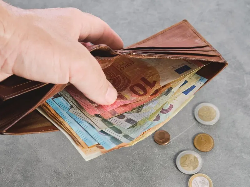 Curs BNR, 26 mai. Moneda euro se apreciază puţin, tot sub noul prag psihologic, de 5.10 lei - Foto: Freepik/ededchechine