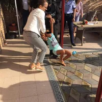 Fetița de opt ani a fost târâtă de procuroarea de la Parchetul de pe lângă Curtea de Apel Craiova, pe motiv că era lipsită de libertate. Foto: Facebook Sabotorii Gorjului