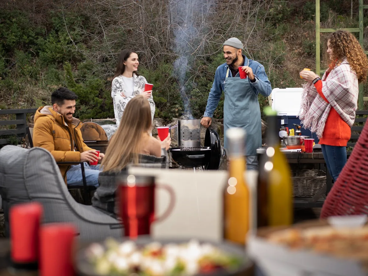 Prieteni discută lângă un grătar - Foto: Freepik (rol ilustrativ)