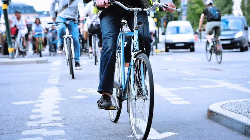 Producătorii de automobile, obligați să promoveze mersul pe jos și cu bicicleta în Franța. / Foto: motorward.com