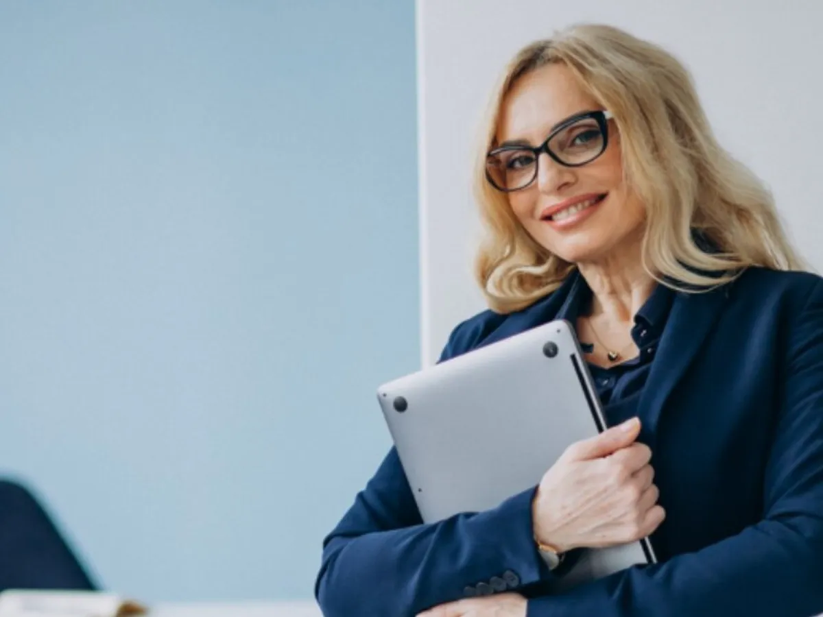 Femeie manager - FOTO freepik.com