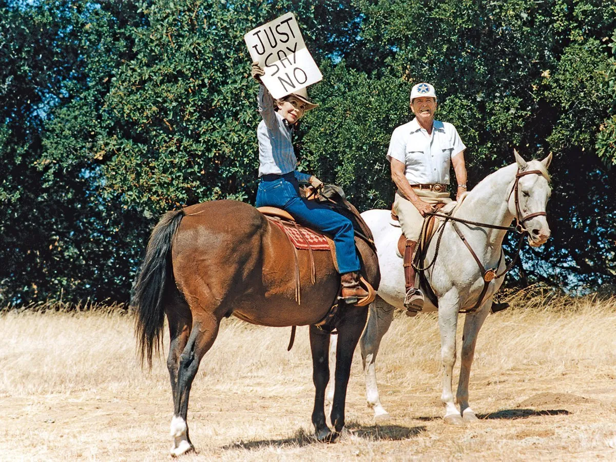 Nancy Reagan afişând un semn „Spune nu“, motto-ul campaniei ei împotriva drogurilor