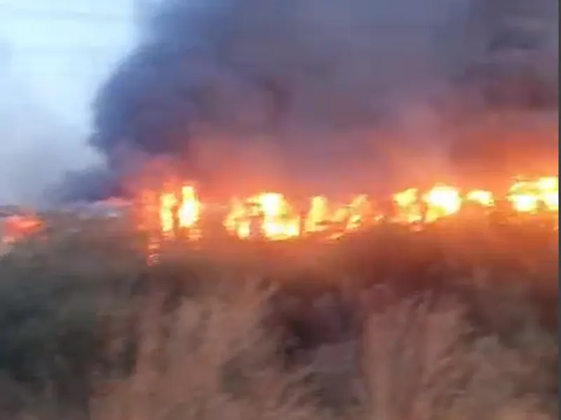 Un tren a luat foc în Bihor. Pasagerii s-au autoevacuat când au văzut că vagoanele iau foc Foto: captură video news.ro