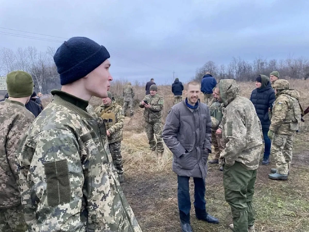 Oleksii Anulia (în haină civilă), la schimbul de prizonieri - Foto: Pravda