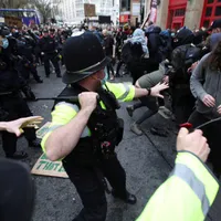 Mii de demonstranţi s-au adunat în centrul oraşului, ignorând restricţiile legate de pandemia de COVID-19. / Foto: bbc.com