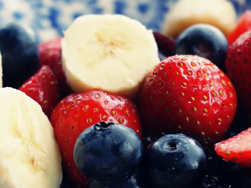 Fructe diferite. Fragi şi banane tăiate - Foto: Pexels/Suzy Hazelwood