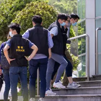 Conducerea ziarului Apple Daily din Hong Kong, arestată pentru uneltire cu forțe străine. / Foto: aljazeera.com