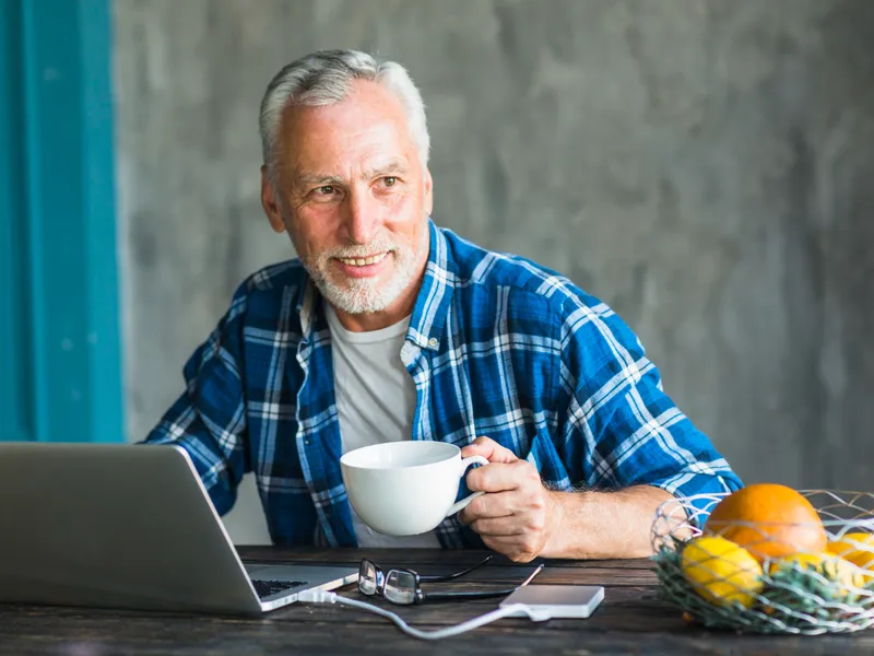 Pensionar muncind chiar și la pensie - Foto: Freepik