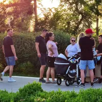 Grup mai mare de trei persoane în parc/FOTO: hotnews.ro