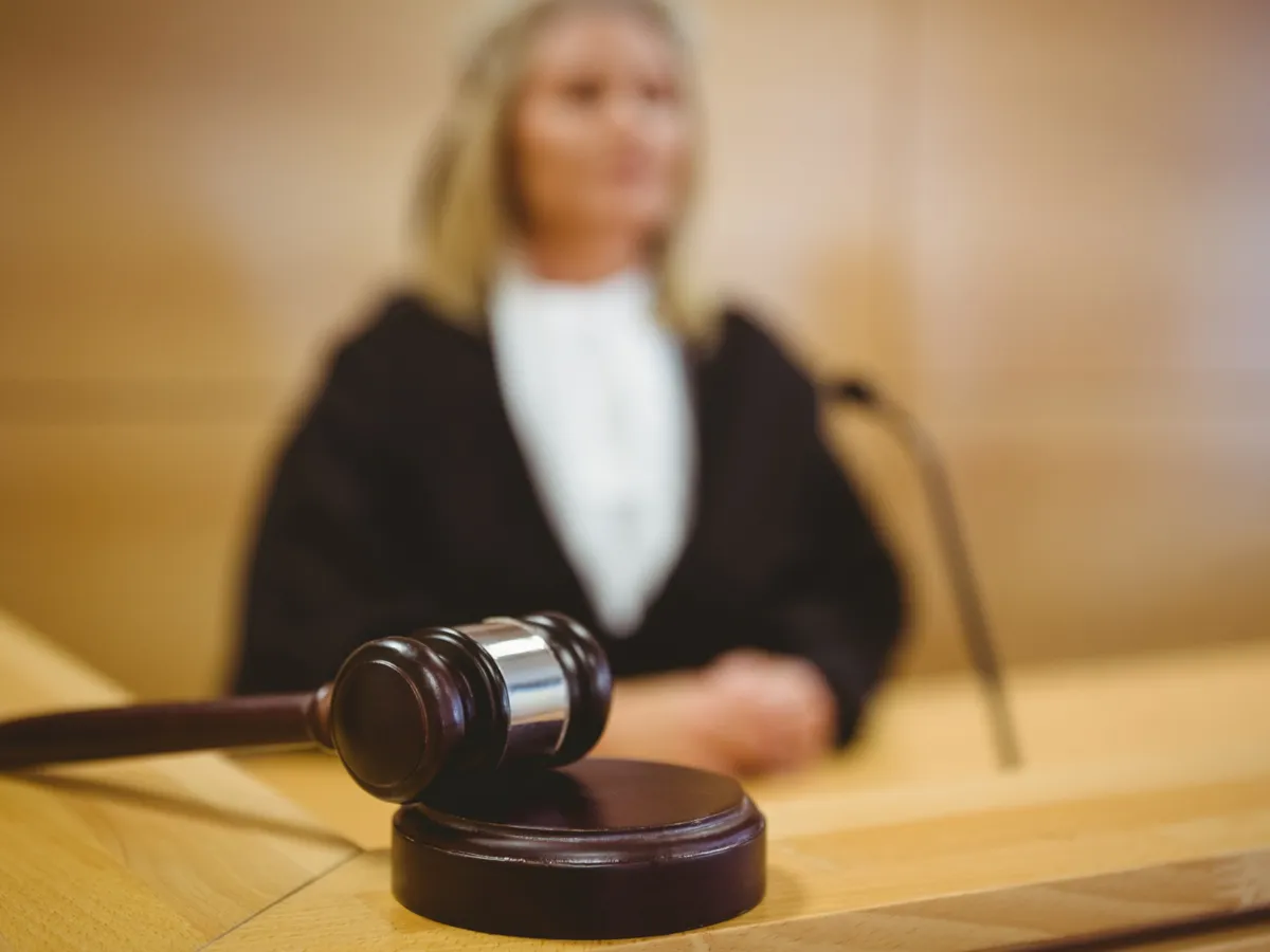 Judecător care urmează să iasă la pensie - Foto: Freepik