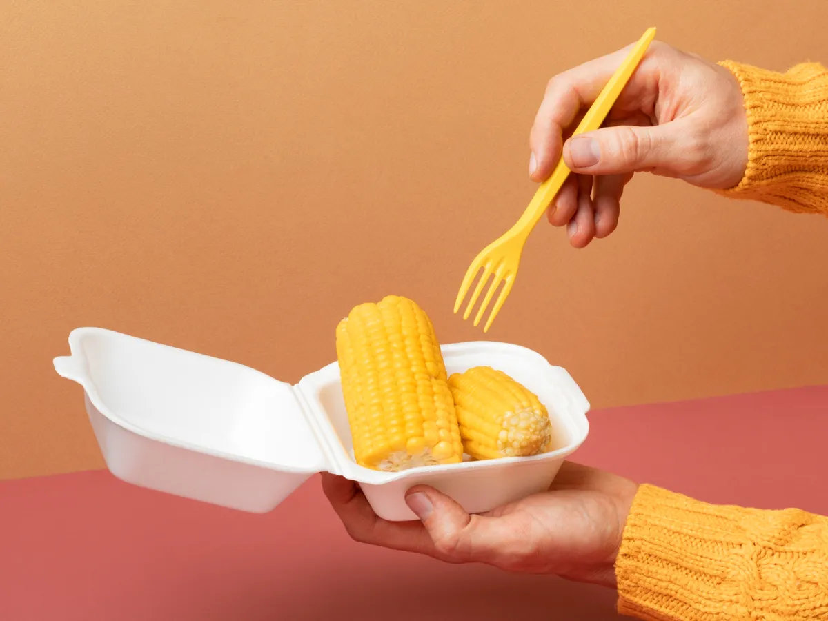 Persoană care vrae să consume porumb fier - Foto: Freepik (rol ilustraiv)