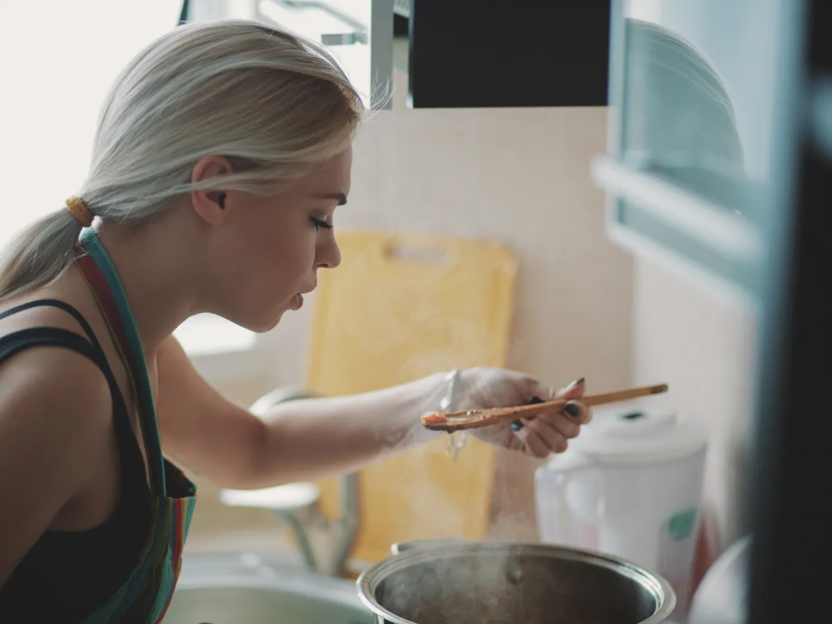 Femeie care gustă ciorbă - Foto: Freepik (Imagine cu rol ilustrativ)