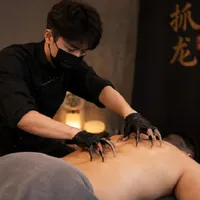 Ședință de zgâriat la salonul de relaxare - Foto: captură YouTube