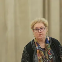 Cine ar urma să o înlocuiască pe Renate Weber: doi profesori de drept, susținuți de PNL și UDMR