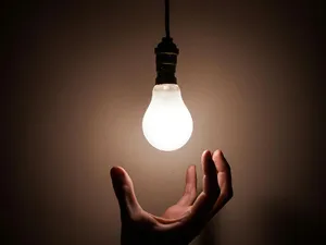 Jumătate din factura la energie electrică sunt taxele - Foto: Pexels/Luca Nardone