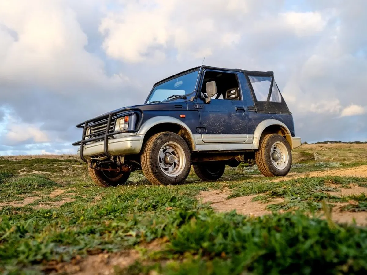 Jaguar Land Rover. Producția și vânzarea cu amănuntul, grav perturbate - Foto: Freepik/wirestock