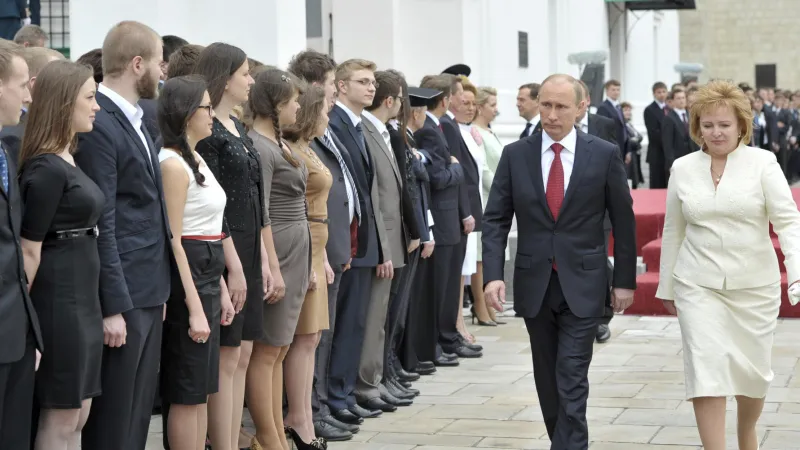 Kabaeva este considerată ca fiind motivul divorțului din 2013 al lui Putin de fosta soţie, Lyudmila - Foto: newsweek.com